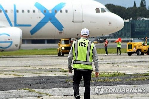 이민자 추방 미국발 과테말라행 항공기