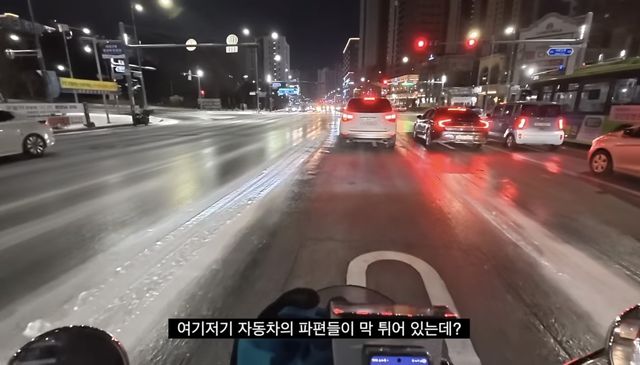 지난 4일 도로에 자동차 파편이 튀어 있다고 설명하는 배달기사 유튜버.