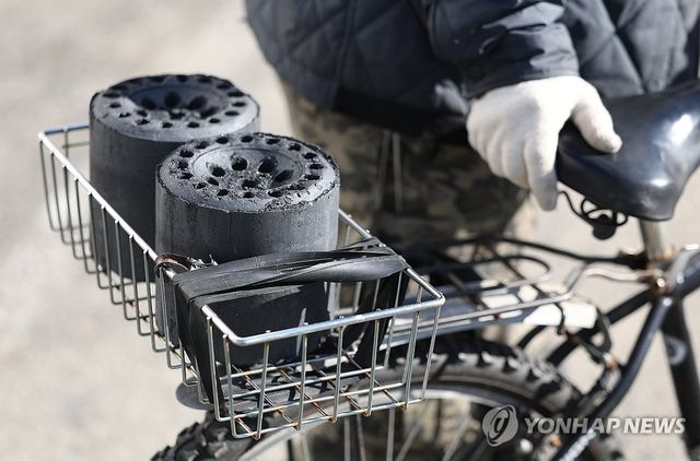 서민연료 연탄, 사라질 위기…16개 공장만 가동