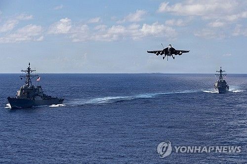 카리브해에서 비행하는 미국 해군 소속 F/A-18 호넷 전투기