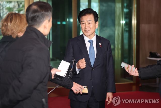 입장 밝히는 정동영 장관