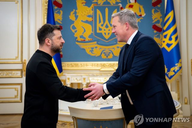 11월 20일 우크라서 젤렌스키 대통령과 인사하는 드리스콜 미 육군장관