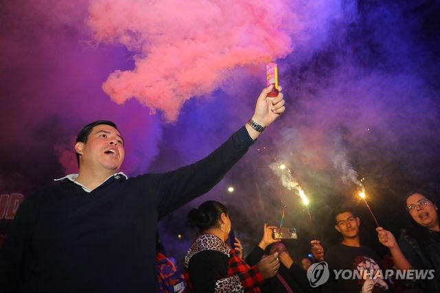 9일(현지시간) 온두라스 대선 부정 주장하며 시위하는 좌파 집권당 지지자들