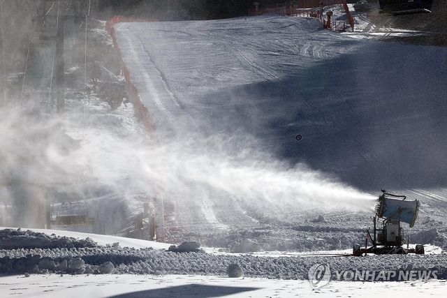 스키장 겨울시즌 돌입..인공눈 뿌리기