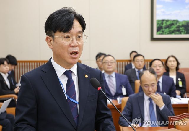 업무 보고하는 김영훈 고용노동부 장관