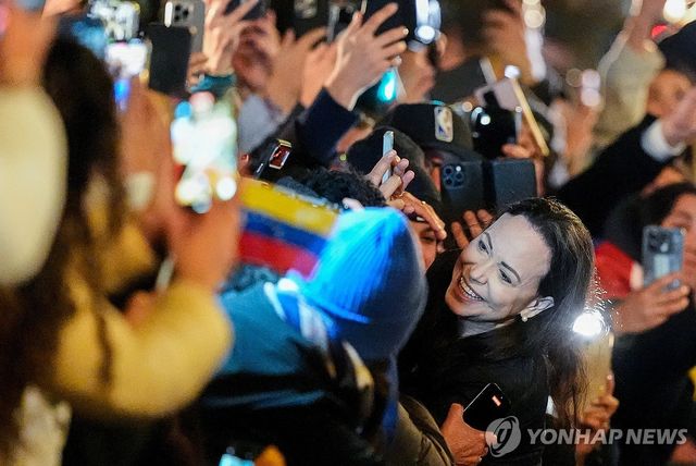 오슬로 호텔 앞에서 지지자들을 만난 마차도