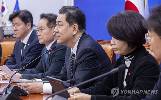 12월 임시국회 첫 본회의 앞두고 발언하는 김병기 원내대표