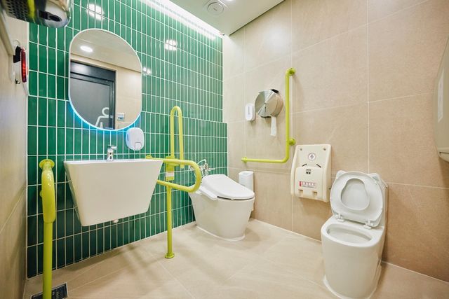 도산공원 화장실 내부