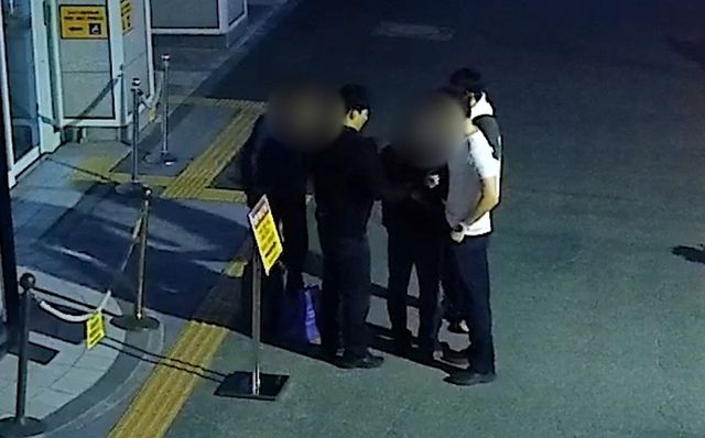 현금수거책 붙잡는 사복 경찰