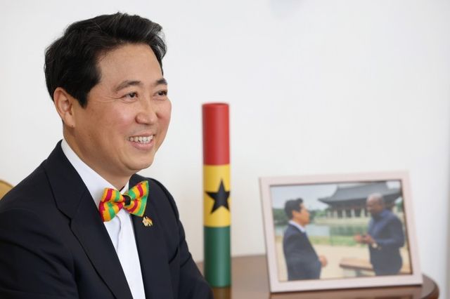 인터뷰하는 최고조 주한 가나대사