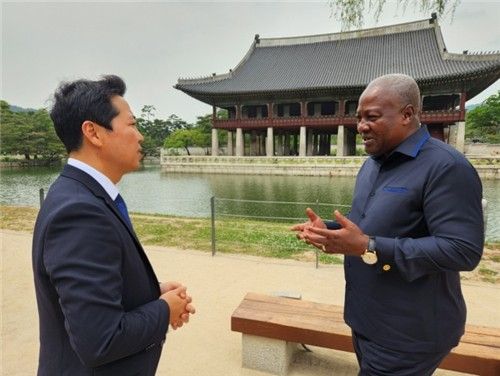 2022년 방한한 존 마하마 현 가나 대통령과 얘기하는 최고조 현 대사