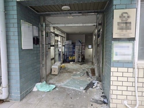 피의자 A씨가 차량으로 돌진해 파손된 관리사무소