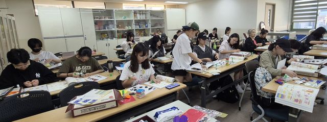 종이접기 실습하는 숭의여대 교육복지학부 학생들