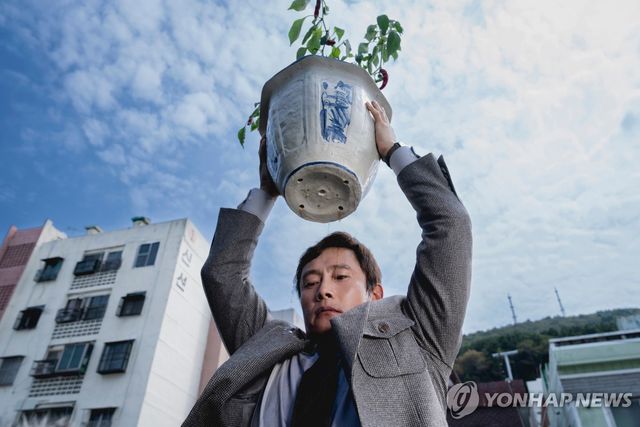 영화 '어쩔수가없다' 한 장면