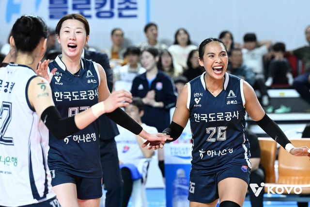 득점 후 기뻐하는 도로공사의 강소휘(중앙)과 타나차