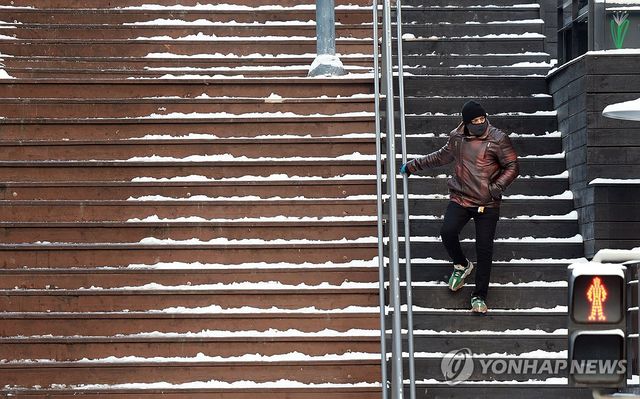 빙판길에 난간 붙잡고 이동