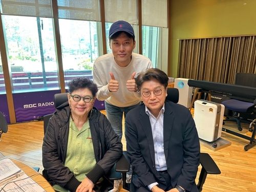 '양희은의 여성시대'에 출연한 김경록 고문(오른쪽)