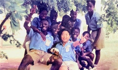 가나 중학교에서 친구들과 함께 어울리는 중학생 시절 최고조