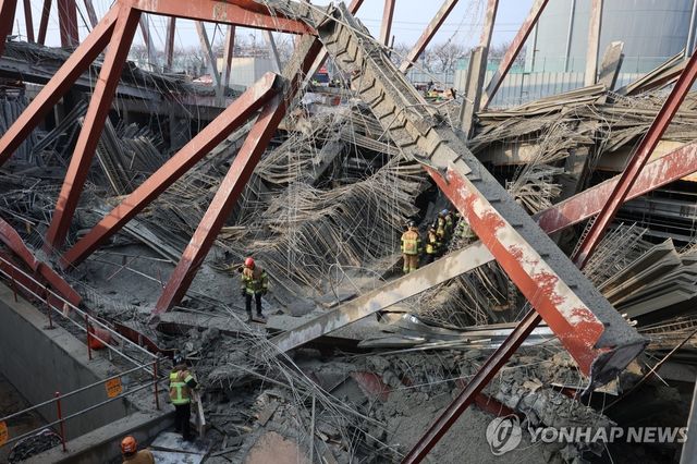 광주대표도서관 공사 현장 붕괴, 매몰자 수색 중인 구조대