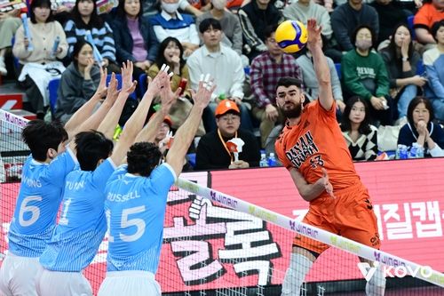 스파이크하는 OK저축은행의 디미트로프(오른쪽)