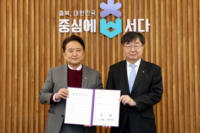 왼쪽부터 김영환 충북도지사, 이재연 서민금융진흥원장