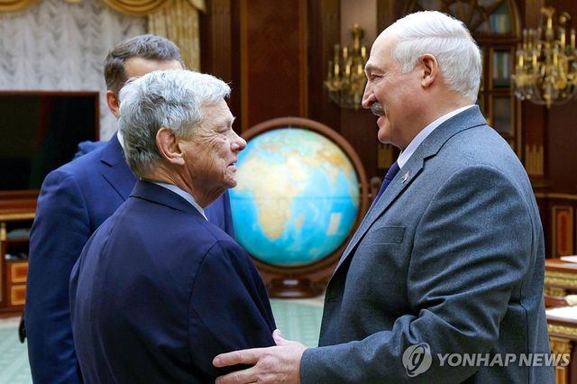 알렉산드르 루카셴코 벨라루스 대통령(우)과 존 콜 미국 특사(좌)