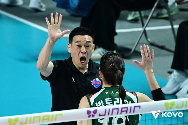 빅토리아와 하이파이브 하는 여오현 기업은행 감독대행