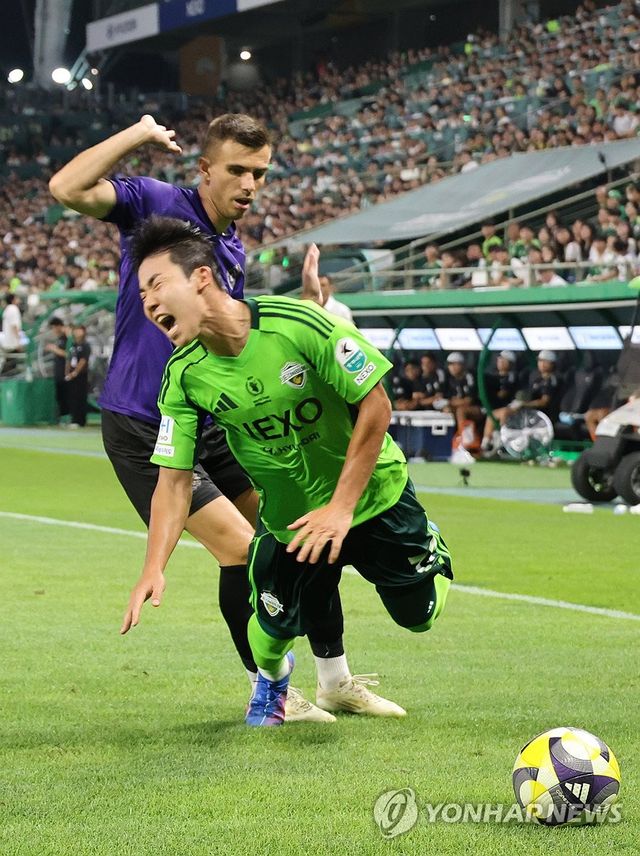 파울 당하는 전북 김태현