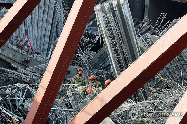 구조작업 하는 소방대원