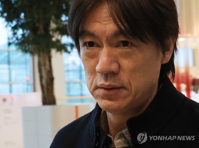 출국하는 홍명보 축구대표팀 감독