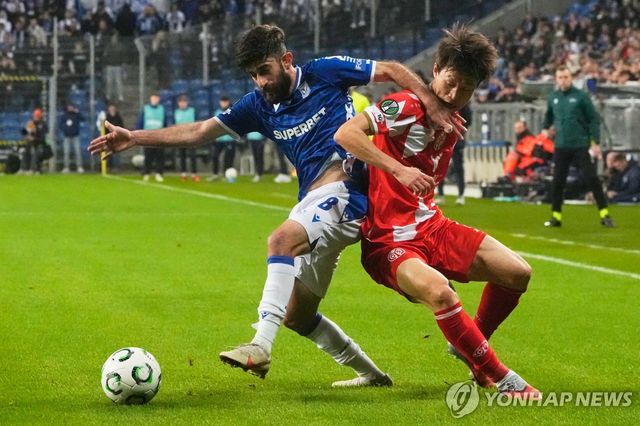 경합하는 이재성(오른쪽)