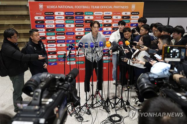 질문 답하는 홍명보 감독