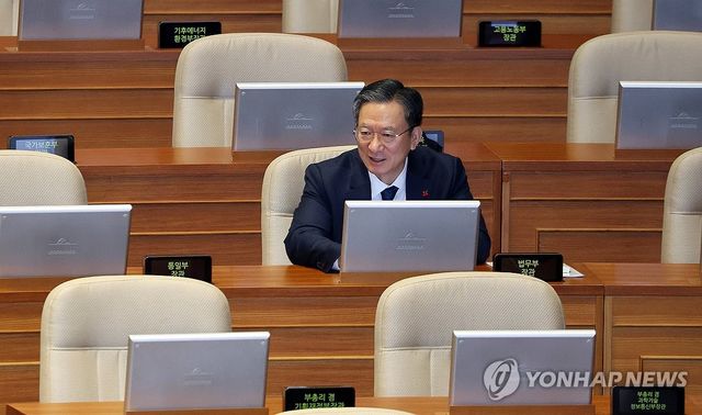 본회의 자리한 정성호 법무부 장관