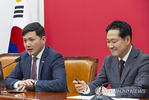 장동혁 대표에게 인사말 하는 케빈 김 주한 미국 대사 대리