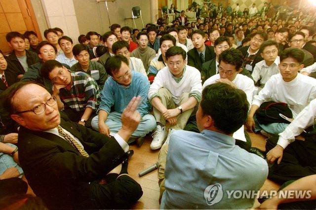 노조원에 둘러싸인 장기신용은행장