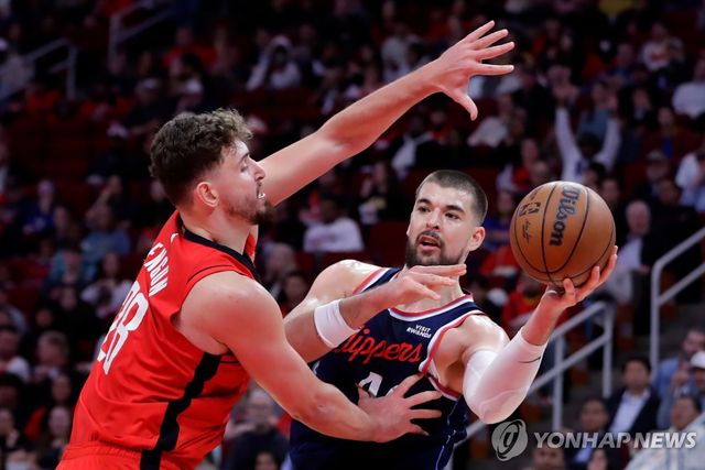 패스 시도하는 이비차 주바치(오른쪽)