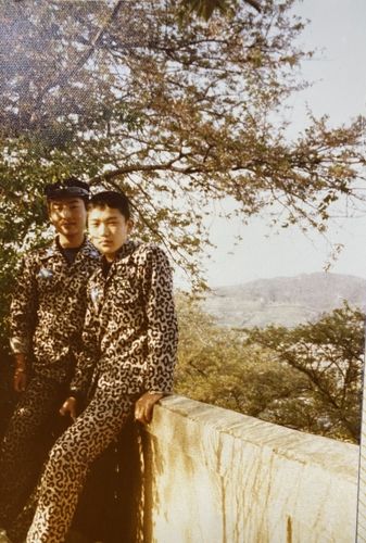 마산고 시절 교정에서 친구와 함께한 김경록 고문(오른쪽)