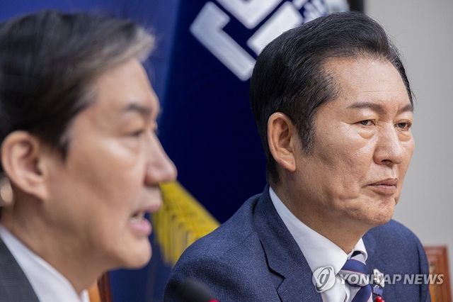 정치개혁 연석회의에서 조국 발언듣는 정청래