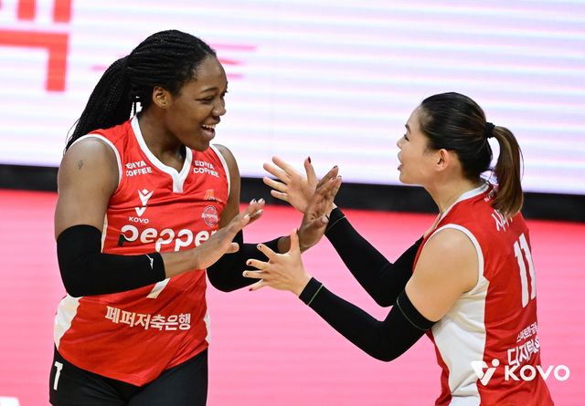 득점 후 기뻐하는 페퍼저축은행의 조이(왼쪽)