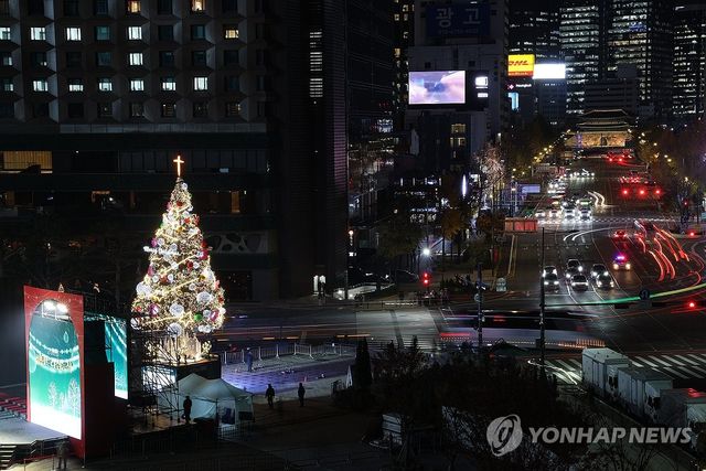 서울광장 밝히는 크리스마스 트리