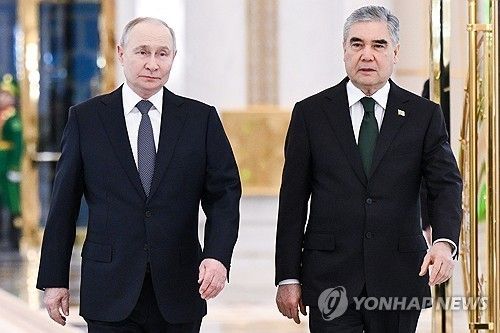 푸틴 러시아 대통령(왼쪽)과 베르디무하메도프 투르크메니스탄 국가최고지도자