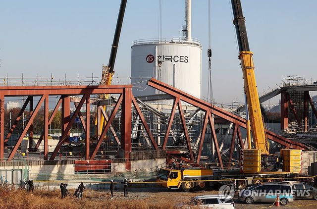 대형 크레인 설치된 붕괴 현장