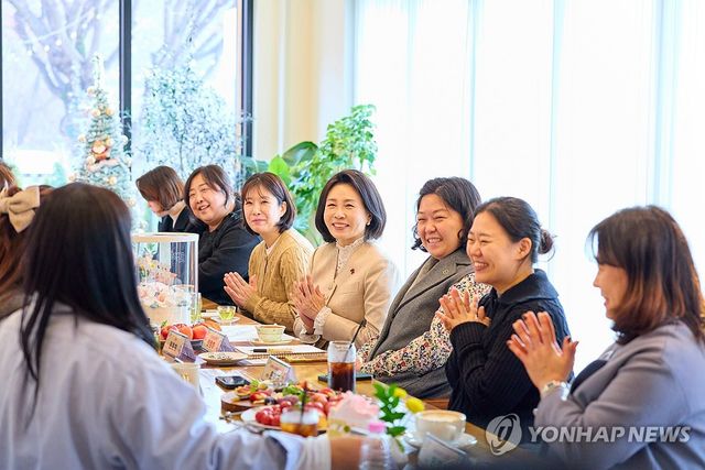 김혜경 여사, 맘스캠프 회원들과 차담회