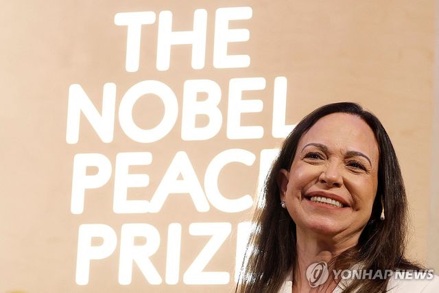 11일(현지시간) 노르웨이 오슬로에서 노벨평화상 수상 기자회견을 하는 올해 노벨평화상 수상자 마리아 마차도