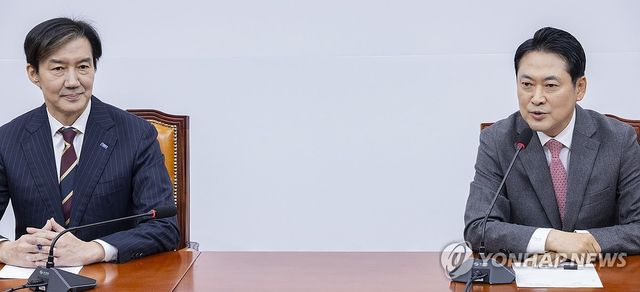 조국 대표에게 인사말 하는 장동혁 대표