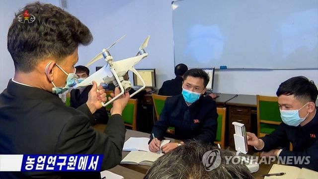 중국 DJI 팬텀4 드론 살펴보는 북한 농업연구원