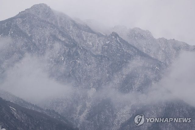 구름 낀 설산