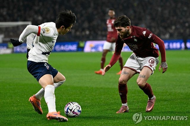 돌파를 시도하는 PSG 이강인(왼쪽).