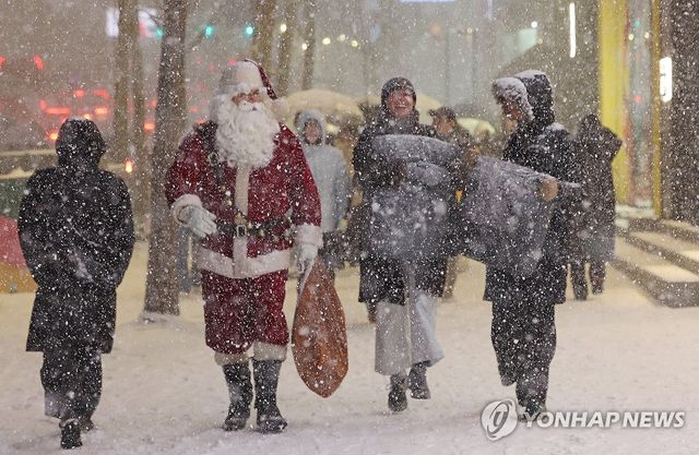 지난 4일 서울 홍대 인근에서 산타 복장을 한 외국인 관광객