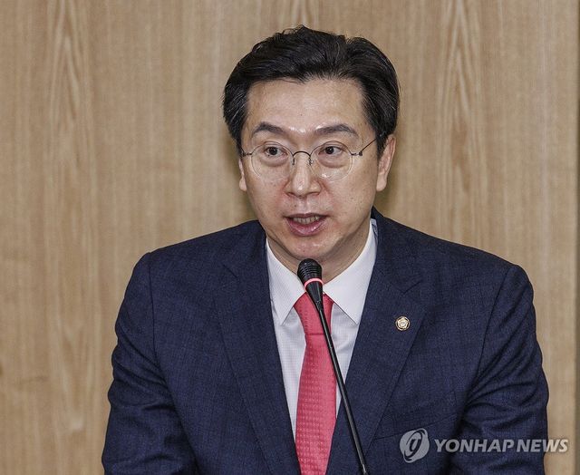 보험업계 현장 정책 간담회에서 인사말 하는 국민의힘 강민국 의원